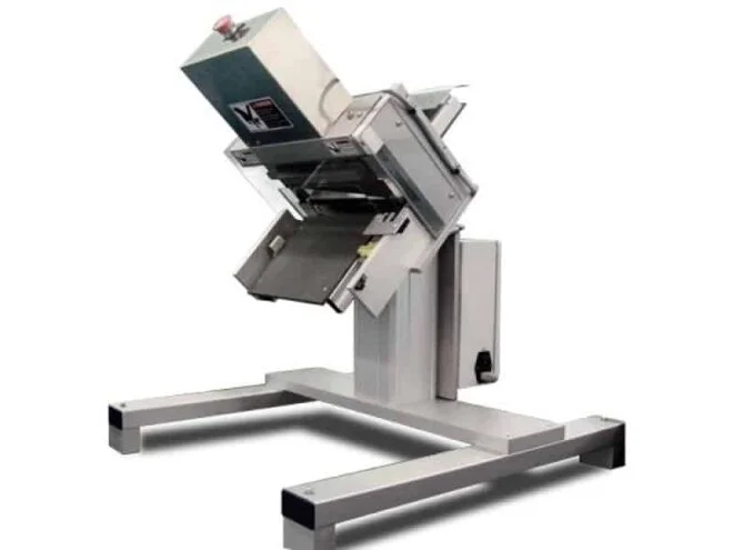 Guillotine knife assembly feeds and cuts four rows of rope gum material to length